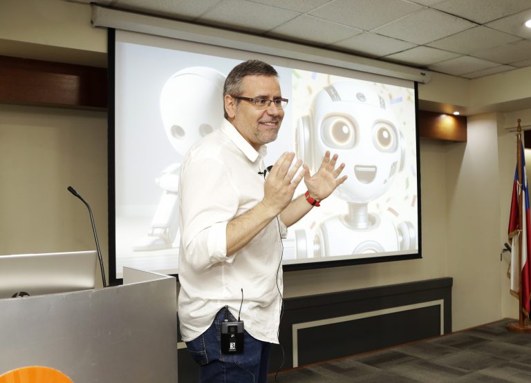 Semana de la Ingeniería Comercial impulsa la innovación y desarrollo profesional a través de charlas de IA, bootcamp y encuentro con empleadores