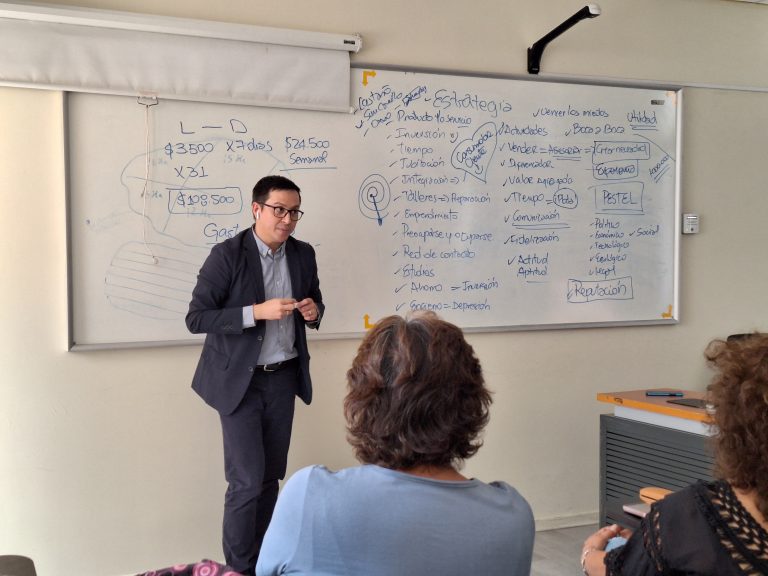 Escuela de Ingeniería Comercial de UDLA imparte taller de educación financiera dirigido a adultos mayores