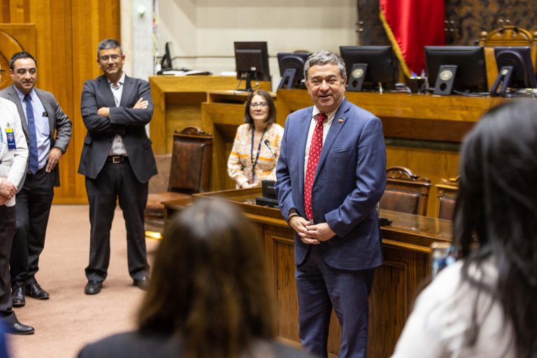 Presidente del Senado recibe a alumnos de la carrera de Periodismo UDLA en el Congreso Nacional