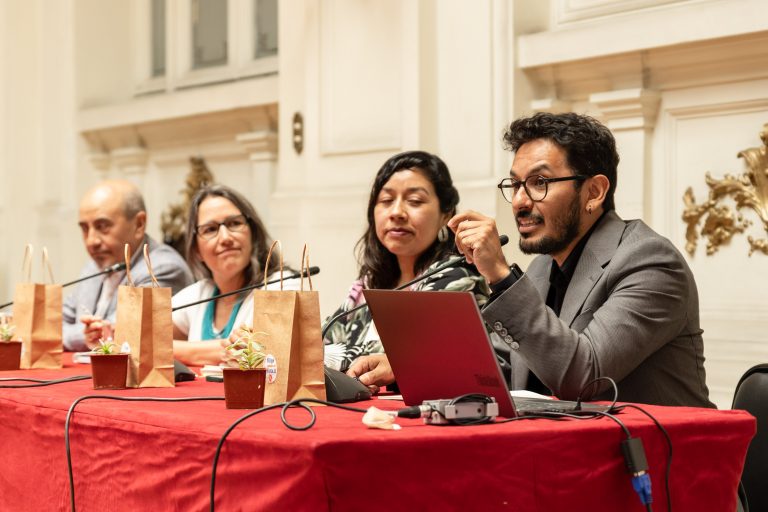 Académico de la Escuela de Arquitectura UDLA expone documental sobre el derecho a la vivienda digna en el Congreso Ciudades