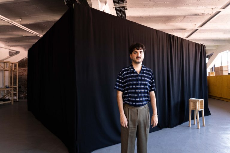 Pasante doctoral del Núcleo Lenguaje y Creación de UDLA, Diego Morera, presenta investigación sobre dark store dentro del mall más grande de Chile