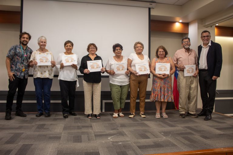 Campus Providencia UDLA cierra la tercera edición de la Escuela Integral para el Adulto Mayor en concurrida ceremonia