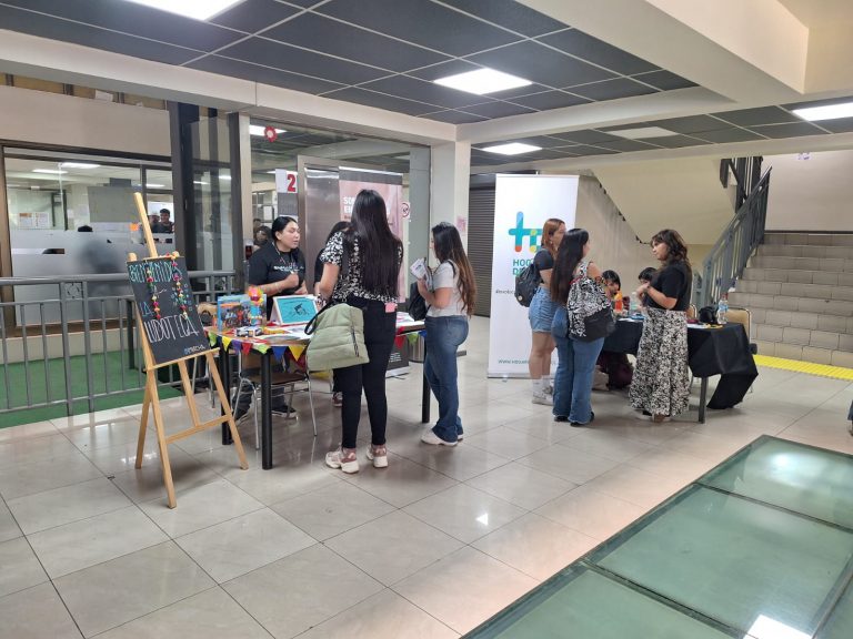 Escuela de Trabajo Social de UDLA realiza Feria de Prácticas profesionales con la participación de 15 instituciones