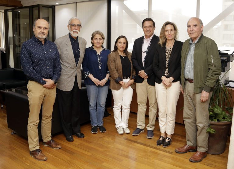 Vicerrector de UDLA, Carlos Mujica, se reúne con miembros de Fundación Aequalis para avanzar en temas sobre nuevos criterios y estándares de calidad
