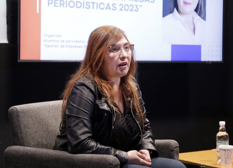 Destacada periodista Alejandra Matus comparte su experiencia profesional con estudiantes UDLA
