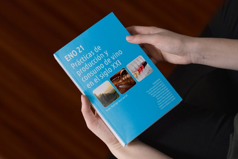 Académico de la Escuela de Agronomía presenta libro sobre prácticas de producción y consumo de vino en conversatorio UDLA