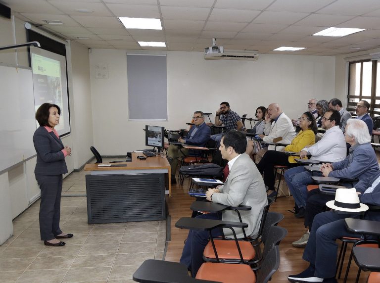 Autoridades exponen avances en la actualización del Proyecto Curricular, PDE 2022-2026 e Investigación en Claustro de Profesores Titulares