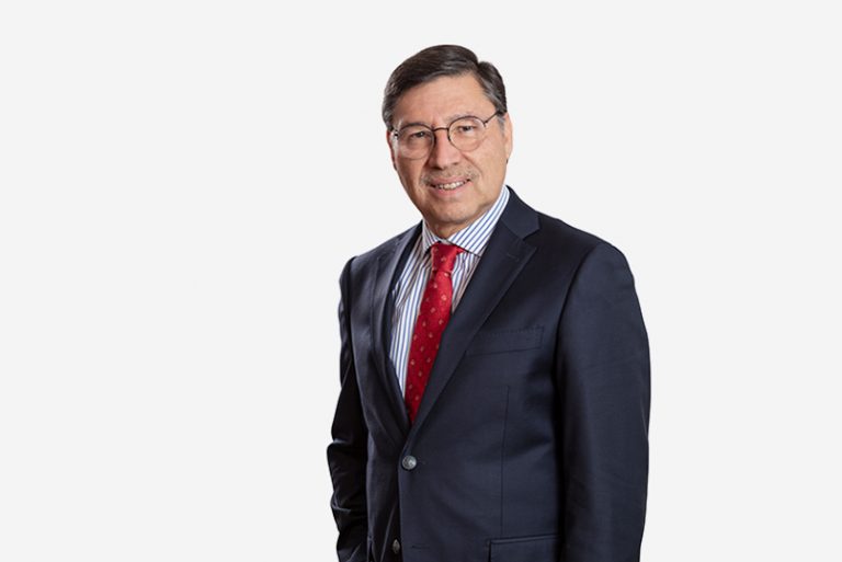 José Palacios, miembro de la Junta Directiva de UDLA, es homenajeado por su carrera académica