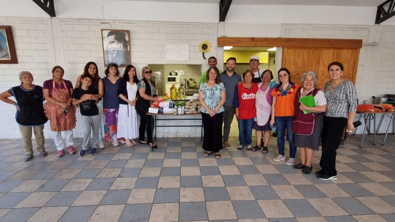 Generosidad en acción: colaboradores de Campus Maipú UDLA se unen para donar alimentos a la Olla Común de la Capilla San José Obrero