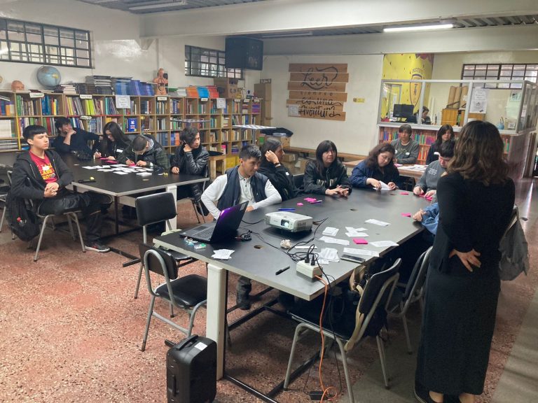 UDLA promueve conciencia ambiental y uso del inglés en estudiantes de enseñanza media a través de conversatorios sobre cambio climático