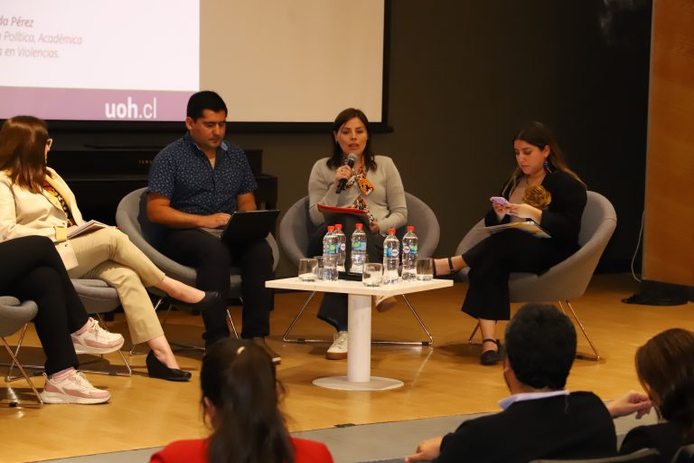 Académica de la Escuela de Trabajo Social UDLA participa de conversatorio sobre violencias contra las mujeres
