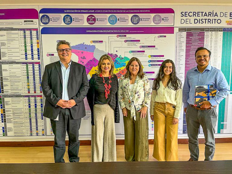 Decana de la Facultad de Educación de UDLA participa en instancias de debate educativo en el extranjero