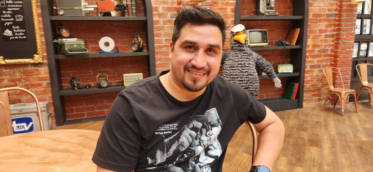 Egresado UDLA se destaca como Director del Programa “Qué Dice Chile” de Canal 13: «La Universidad me proporcionó una formación integral»