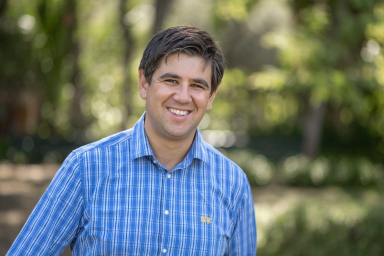 Egresado UDLA consolida su labor social y política como periodista de la Municipalidad de Providencia: “La FACOM es una institución robusta, sólida y reconocida»