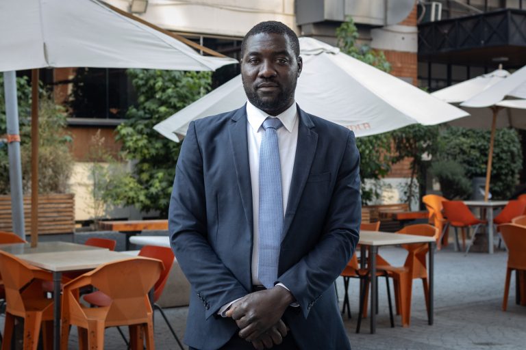 Egresado de Construcción viajó desde Haití para cumplir su sueño y hoy es dueño de una empresa: “UDLA es una casa de estudios que apoya constantemente”