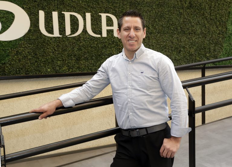 Egresado de UDLA impulsa revolucionario proyecto para eliminar el uso del plástico en empresa LATAM: «Hoy está en nuestras manos ser sostenible y no dejarlo para mañana»