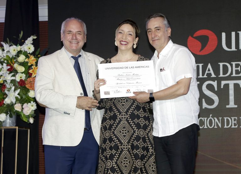 Egresados de la primera generación del Magíster en Salud Comunitaria de UDLA reciben su certificado de titulación
