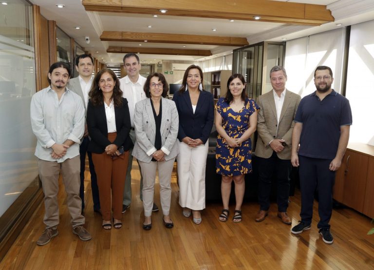 Investigadores que se adjudicaron Proyectos Fondecyt 2024 comparten con la Rectora instancia especial en su honor