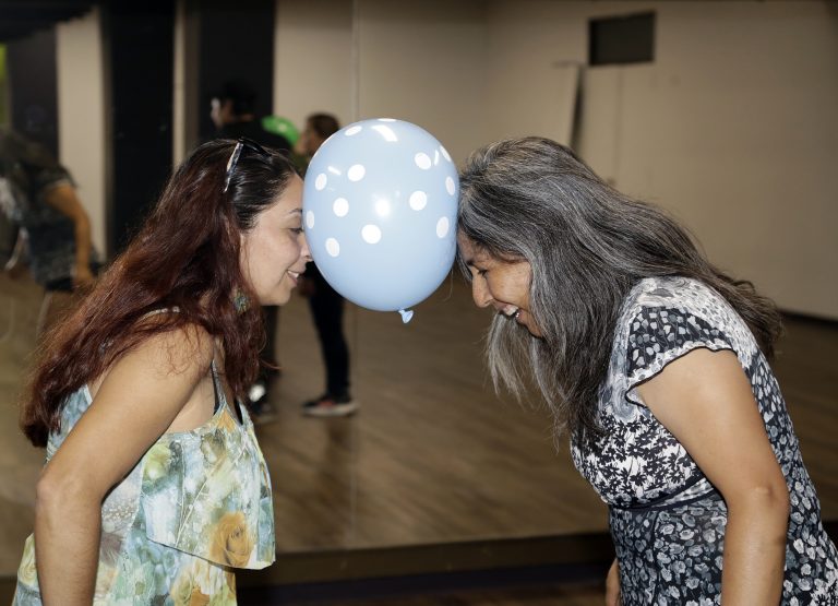 Proyecto de formación para padres, y cuidadores de niños y adolescentes autistas de la Escuela de Terapia Ocupacional UDLA cierra con actividades sensoriales