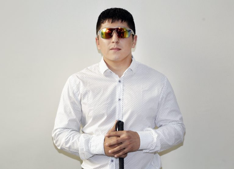 Sebastián Gómez, deportista paralímpico y egresado UDLA: “La Universidad aceptó el desafío de tener una persona con discapacidad visual, motivándome a la superación personal”