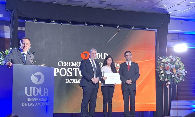 Postgrados UDLA: Facultad de Ingeniería y Negocios celebra titulación de diplomados resaltando compromiso y variedad profesional