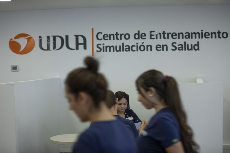 Académicos de la Facultad de Salud y Ciencias Sociales comparten resultados y avances en Simulación Clínica de UDLA en revista científica argentina