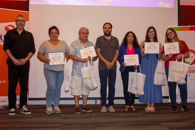 Vecinos de San Joaquín son reconocidos tras participar en Academia de Emprendimiento desarrollada por UDLA y unidad de Fomento Productivo de la comuna