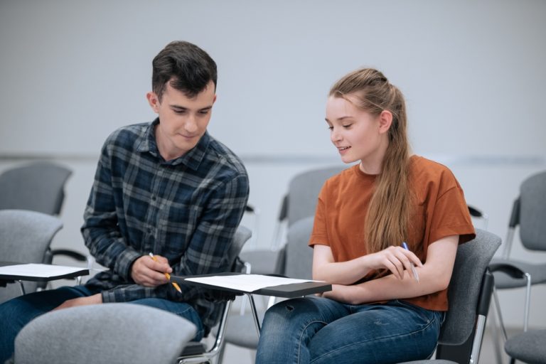 Estudiantes mentores y tutores pares asisten a instancias de inducción y perfeccionamiento en el marco del Plan de Acompañamiento Académico 2024 UDLA