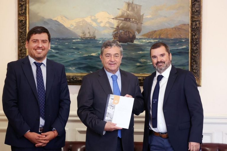 Decano de la Facultad de Derecho de UDLA entrega propuesta de proyecto de “Ley Marco de Inteligencia Artificial” al presidente del Senado