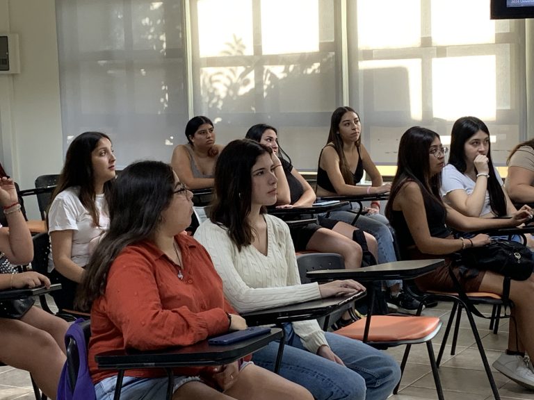 Autoridades de la Sede Santiago dan la bienvenida a estudiantes de primer año y académicos de las facultades de Educación y Derecho UDLA