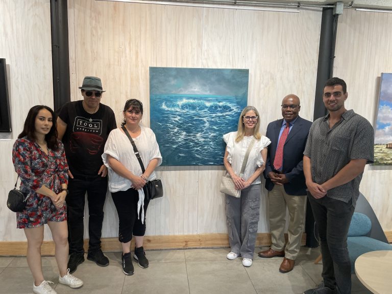 “Atmósferas Sempiternas”, la muestra que captura diversos rincones de Chile: artista guía realiza mediación en la Sala de Exposiciones UDLA