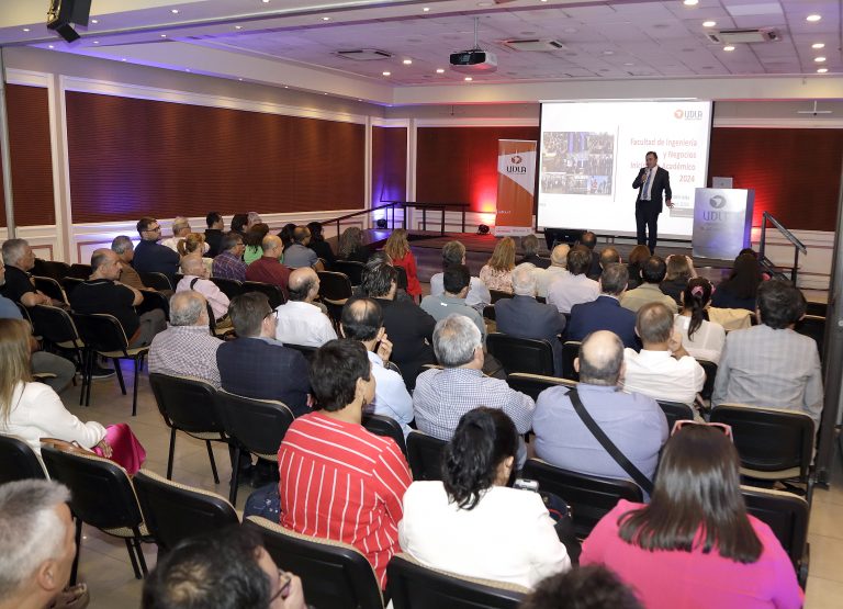 Facultad de Ingeniería y Negocios UDLA celebra bienvenida a sus académicos con un enfoque en la calidad educativa y colaboración interdisciplinaria