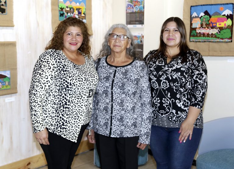 UDLA inaugura la exposición colectiva «Hilos de Resistencia: la Arpillera como Testimonio» con alta convocatoria en Campus Providencia