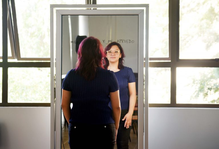 Académicas de la Facultad de Arquitectura, Animación, Diseño y Construcción se autorretratan en un ejercicio de visibilización en el marco del Ciclo 8M