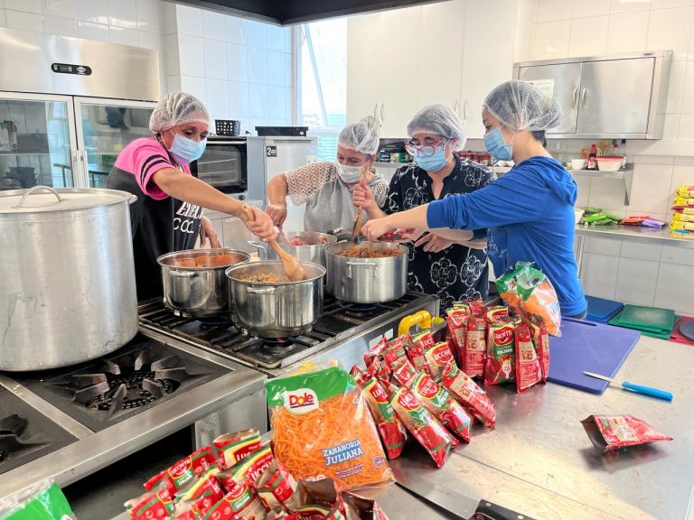 Carrera de Nutrición y Dietética de Campus Los Castaños UDLA prepara 1.200 almuerzos para personas damnificadas por los incendios en Quilpué