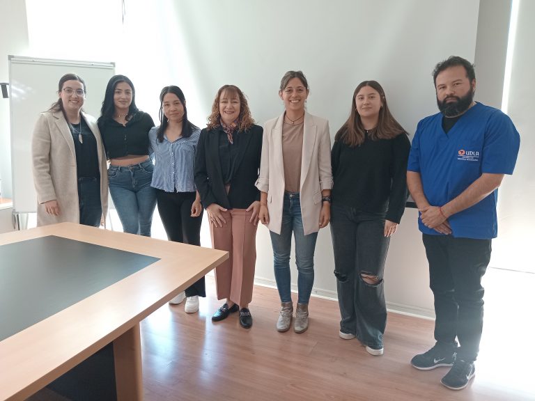 Estudiantes de UDLA beneficiados con Beca Esval-Fundación Educación y Cultura participan en desayuno con autoridades de Sede Viña del Mar