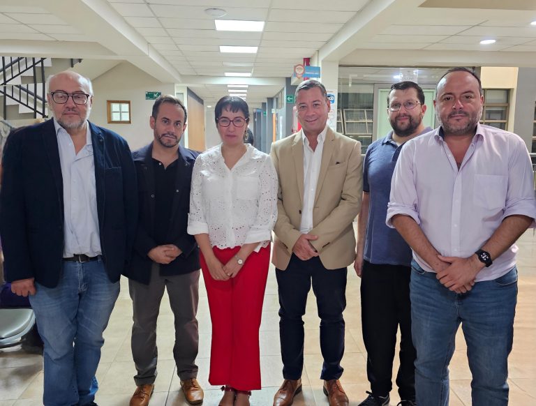 Académico de la Universidad de Alicante dicta charla magistral sobre “Conservadurismo y neoliberalismo en las élites económicas chilenas” a alumnos de Periodismo de UDLA