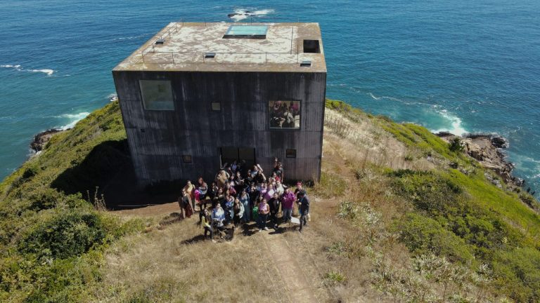 Estudiantes y académicos de Trabajo Social recorren galardonada obra arquitectónica de la Región del Biobío para repensar su quehacer profesional