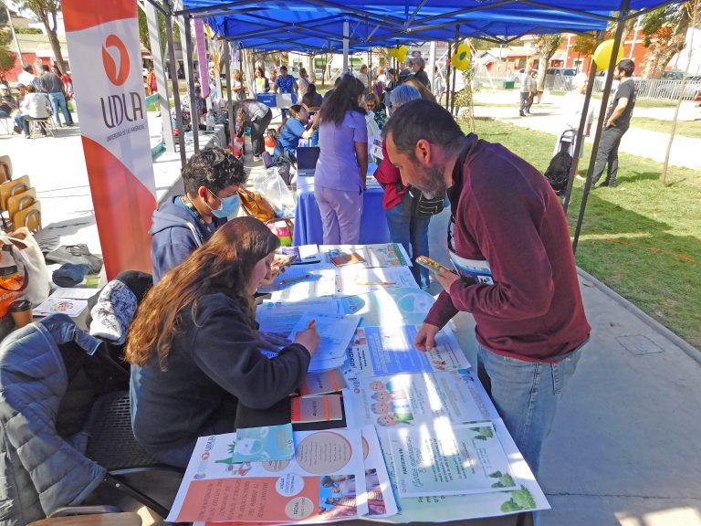 Estudiantes de Enfermería de Sede Viña del Mar se unen para promover salud y bienestar en Plaza El Retiro en la comuna de Quilpué