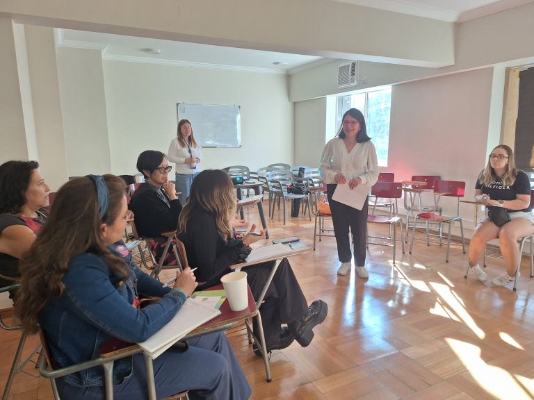 Escuela de Auditoría de UDLA encabeza charla sobre empoderamiento y entrega asesoría contable en feria municipal de Santiago