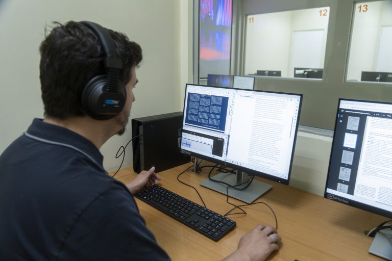 Traducción e Interpretación en Inglés de UDLA cuenta con avanzadas instalaciones de interpretación simultánea para sus estudiantes