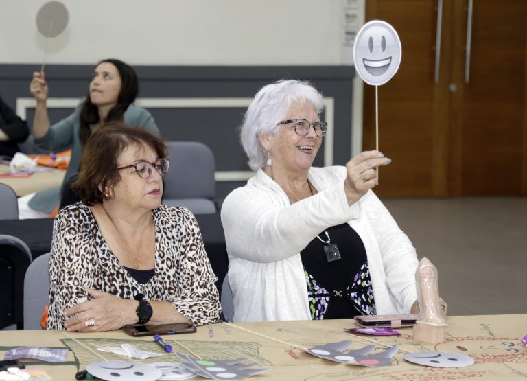 Universidad de Las Américas promueve la reflexión sobre género y afectividad en jornada teórico-práctica organizada por el Programa de Intervención Comunitaria