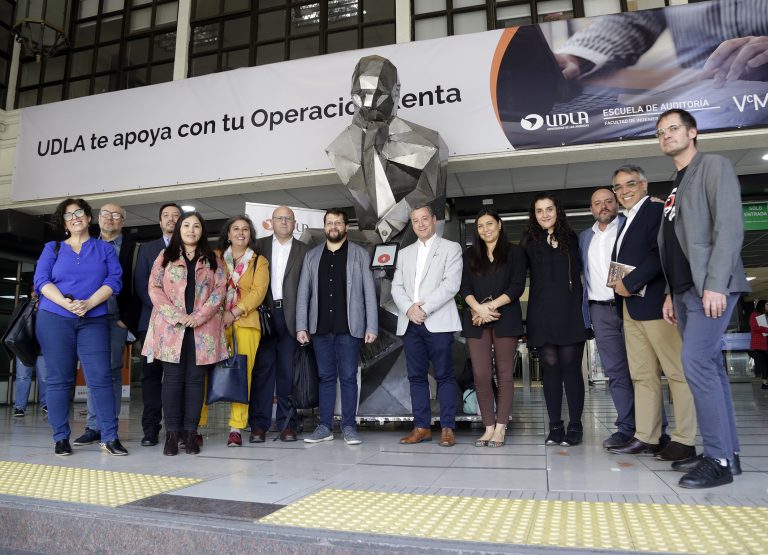 Escultura «El Pensador del Futuro» cautiva a estudiantes UDLA con su fusión de arte y tecnología