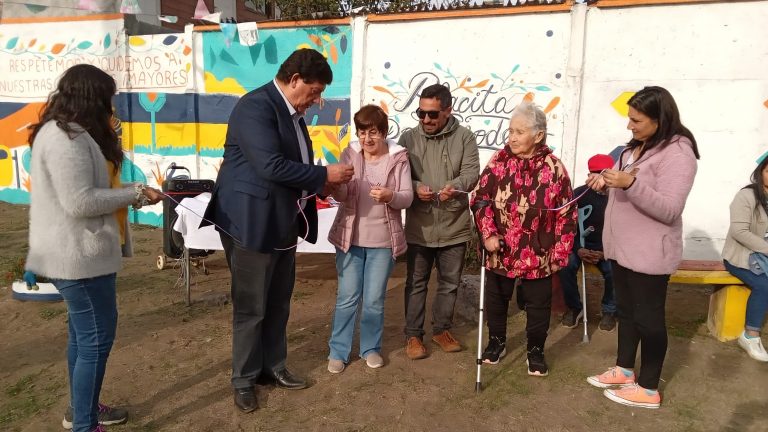 Programa de Intervención Comunitaria de UDLA inaugura mural comunitario «Placita Don Modesto» junto a vecinos de San Pedro de la Costa