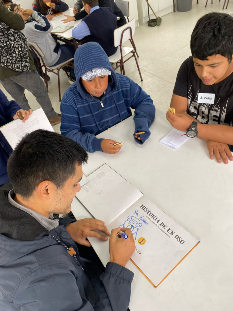 Gabriel Osorio, académico UDLA y fundador de Punkrobot, visita escuela afectada por los incendios en Valparaíso en el marco del programa “Diálogos en Movimiento”