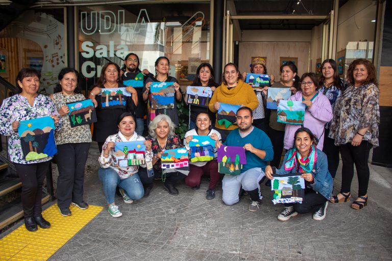 Arpilleras de Lo Hermida llevan a cabo mediación cultural en Sala de Exposiciones de Campus Providencia