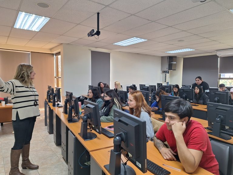 Escuela de Hotelería y Turismo de UDLA potencia la innovación tecnológica en eventos a través de taller dirigido a estudiantes