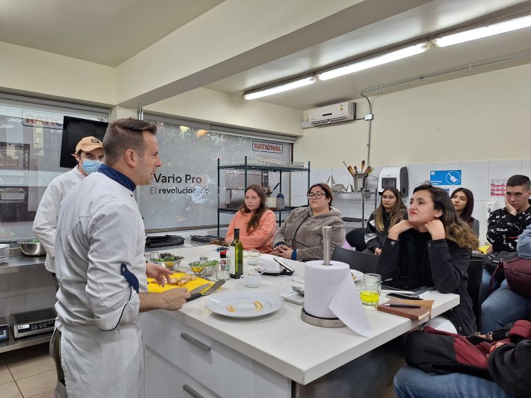 Con la presencia de reconocido chef corporativo de Rational, Escuela de Gastronomía imparte taller sobre tecnología culinaria y actualización profesional para egresados