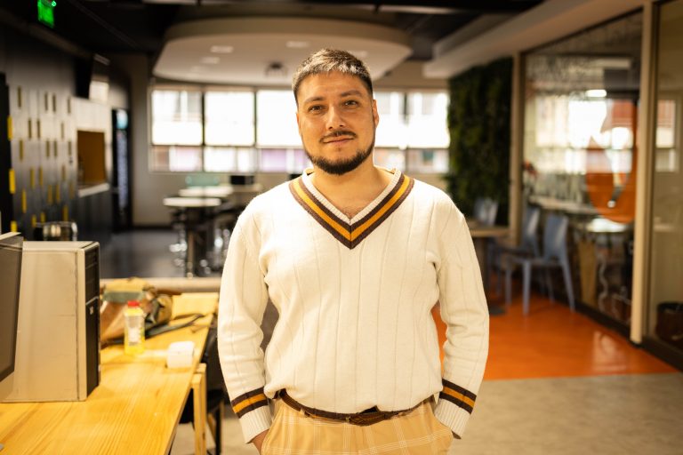 Egresado de la Escuela de Arquitectura UDLA trabaja en el mejoramiento de la infraestructura de organizaciones sociales