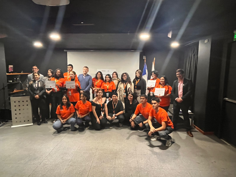 Dirección de Asuntos Estudiantiles realiza ceremonia de investidura a nuevos voluntarios de Sede Santiago UDLA